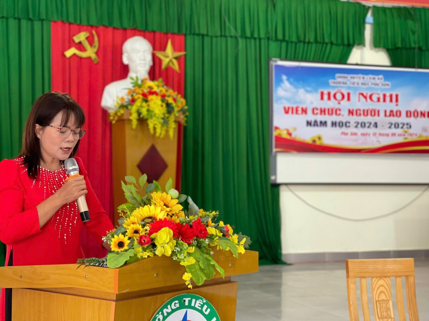 Cô Hoàng Thị Thu Hằng- BT Chi bộ, HT nhà trường thay mặt Đoàn Chủ Tịch Báo cáo Phương hướng nhiệm vụ năm học 2024-2025.