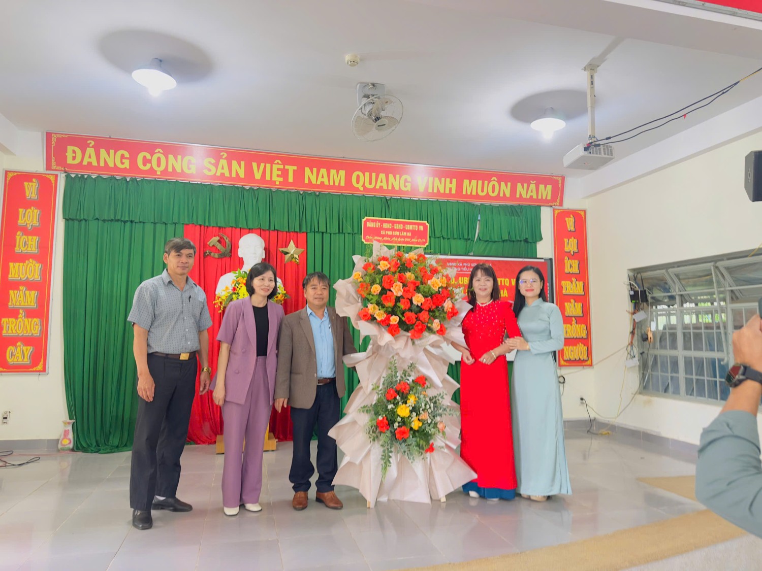 Đảng ủy, Hội đồng nhân dân, Uỷ ban nhân dân, Ủy ban MTTQVN xã Phú Sơn Lâm Hà tổ chức Đoàn thăm và chúc mừng Trường Tiểu học Phú Sơn nhân ngày 20/11.